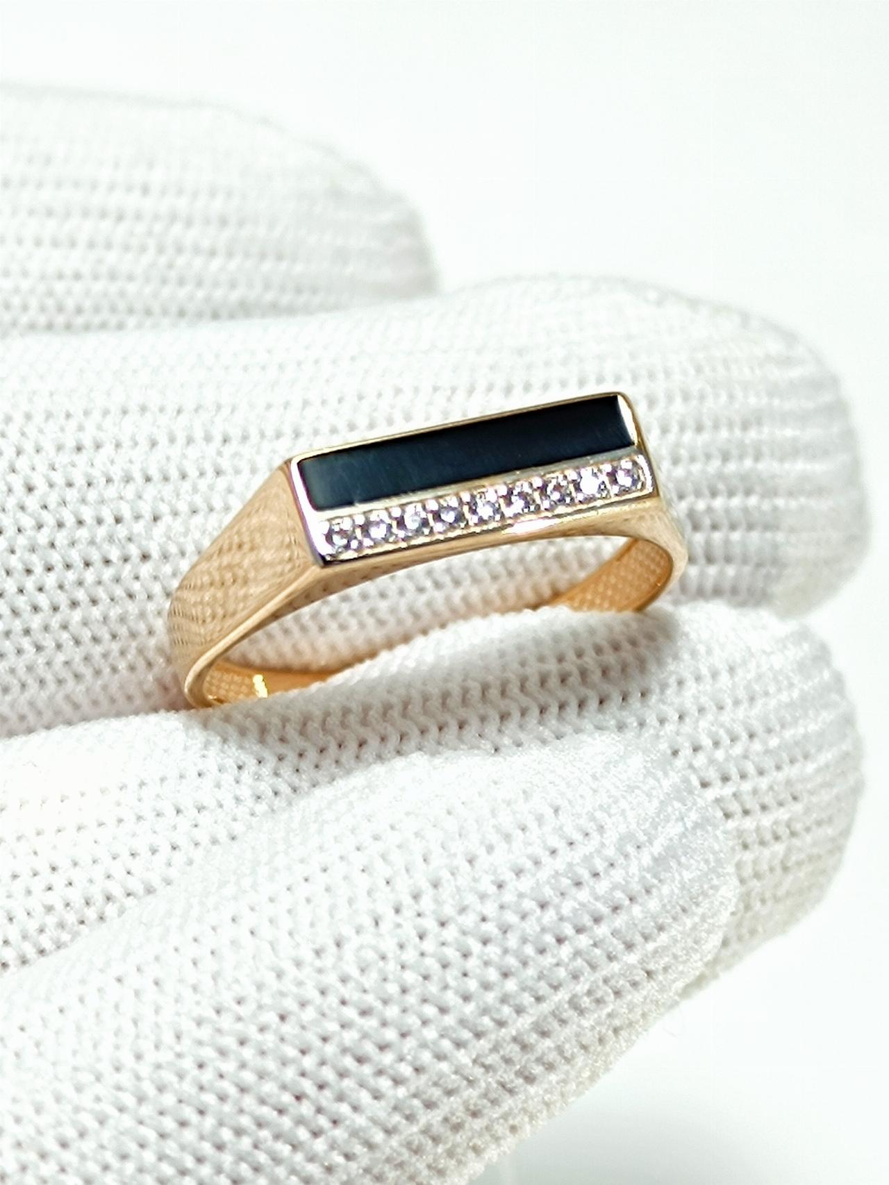 Золотое кольцо печатка мужское, вставка фианит