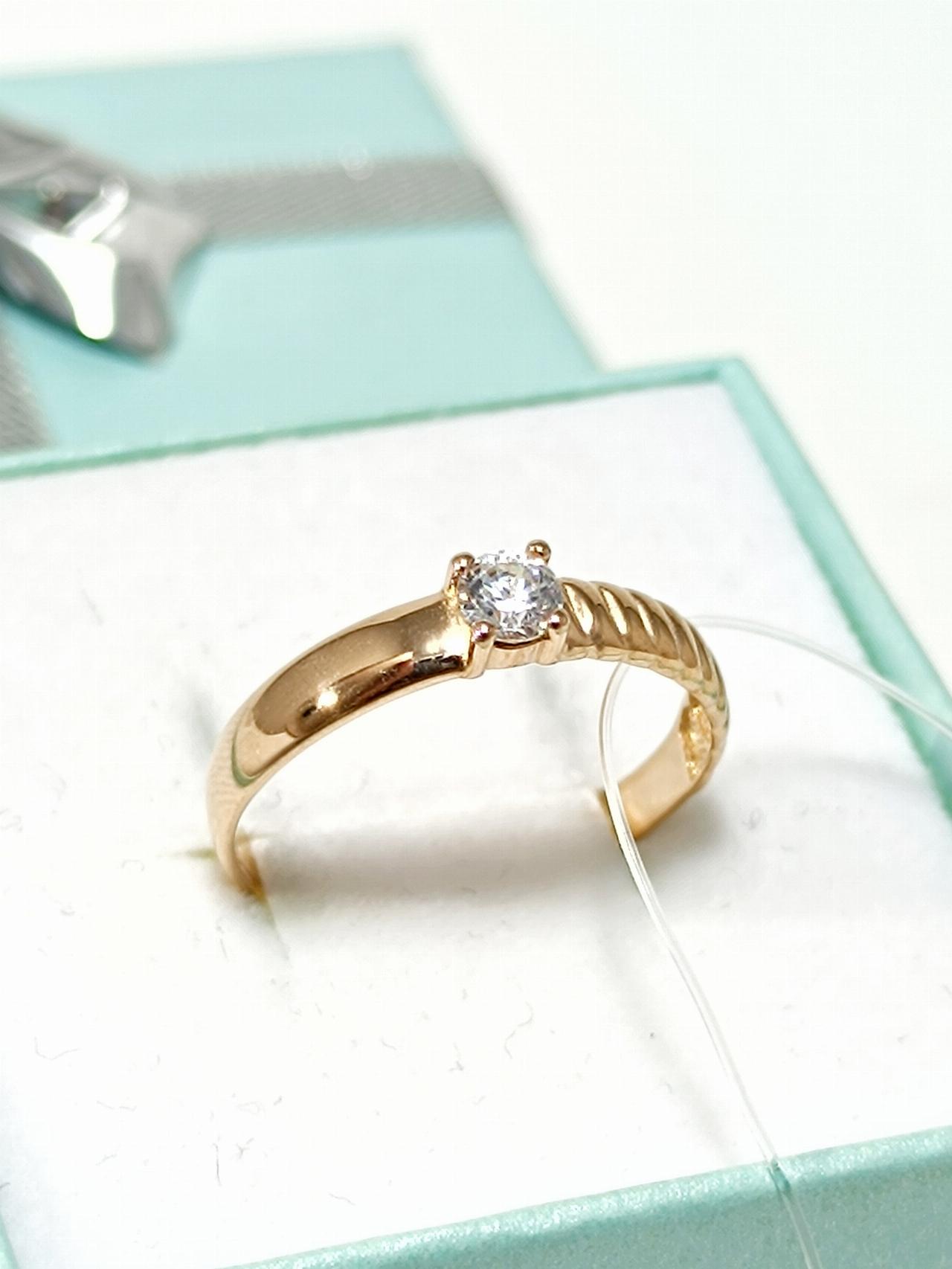 Золотое кольцо женское, вставка фианит