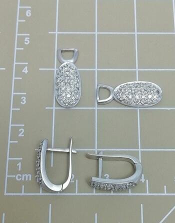 Золотые серьги, вставка бриллиант