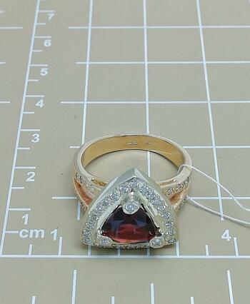 Золотое кольцо, вставка гранат
