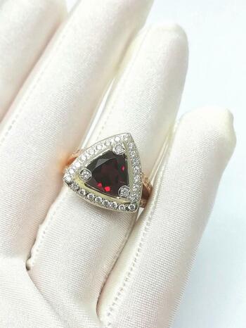 Золотое кольцо, вставка гранат