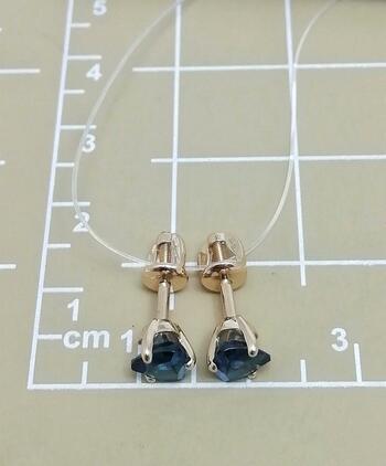 Золотые серьги пусеты, вставка топаз