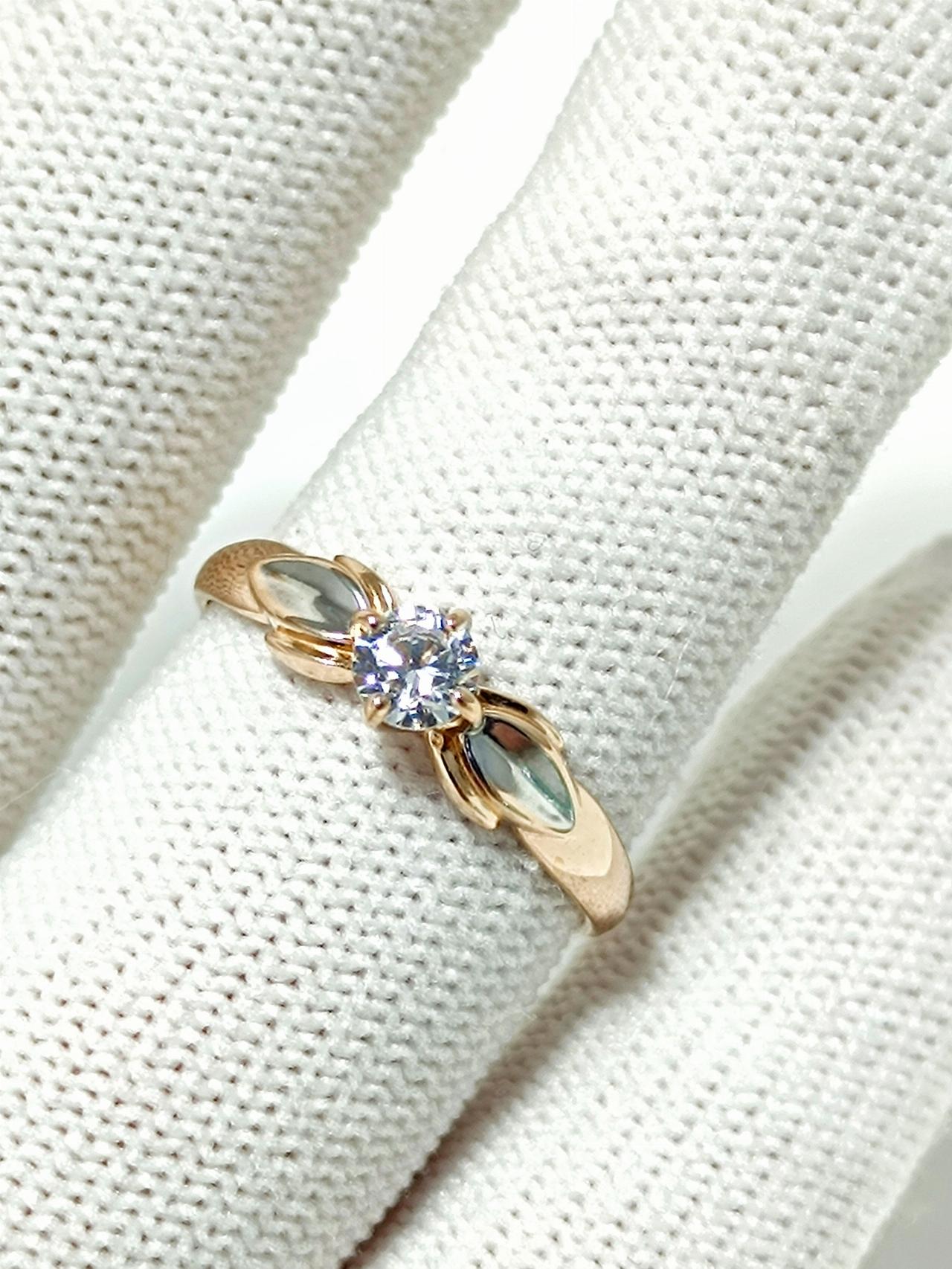 Золотое кольцо женское, вставка фианит