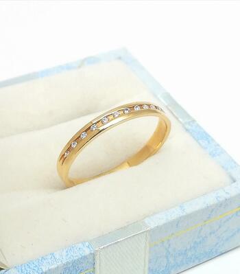 Золотое кольцо дорожка, вставка бриллиант