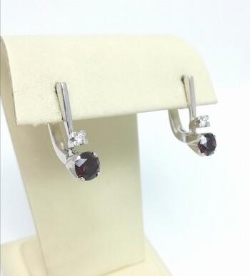Серьги женские классические, вставка бриллиант