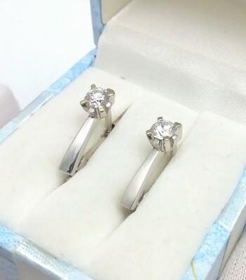 Серьги классические женские гладкие, вставка бриллиант