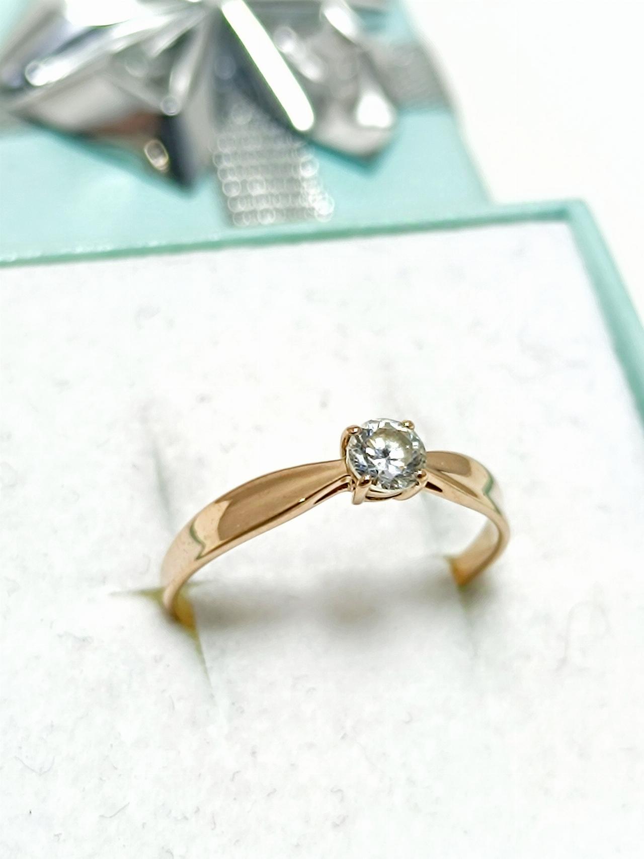 Золотое кольцо женское, вставка фианит