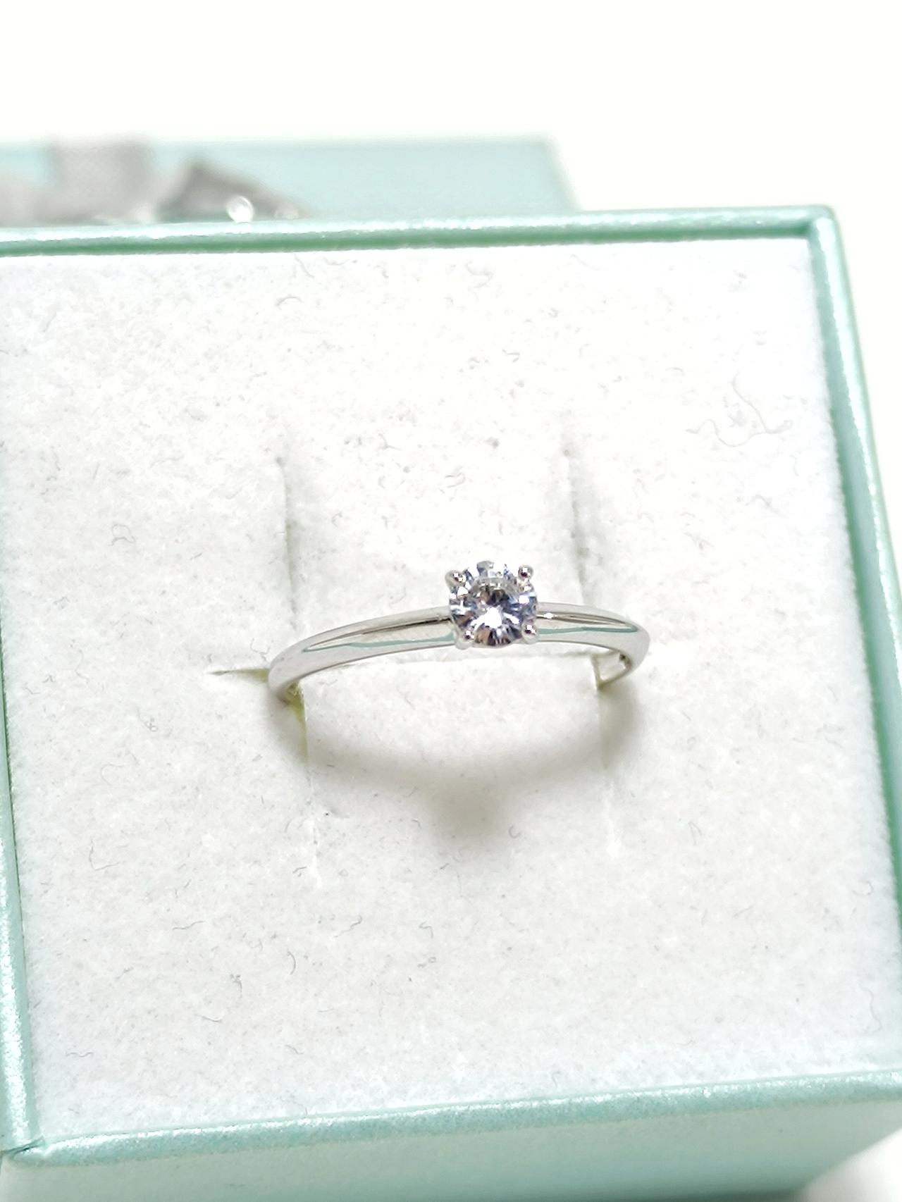 Золотое кольцо женское, вставка фианит