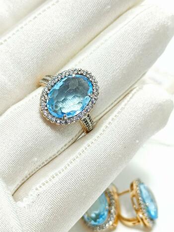 Золотое кольцо женское, вставка топаз