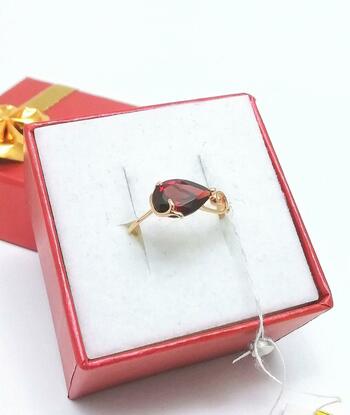 Золотое кольцо, вставка гранат