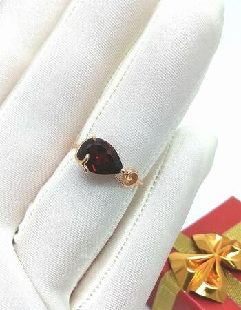 Золотое кольцо, вставка гранат