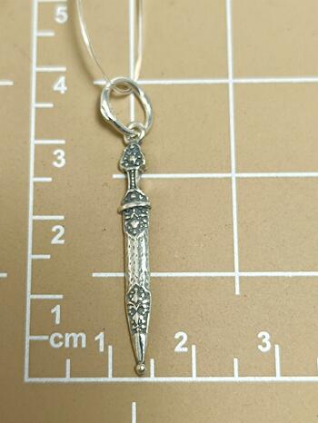Серебряная подвеска кинжал