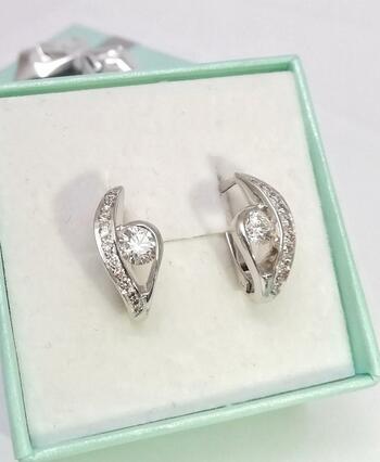 Золотые серьги, вставка бриллиант