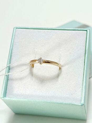 Золотое кольцо помолвочное, вставка бриллиант