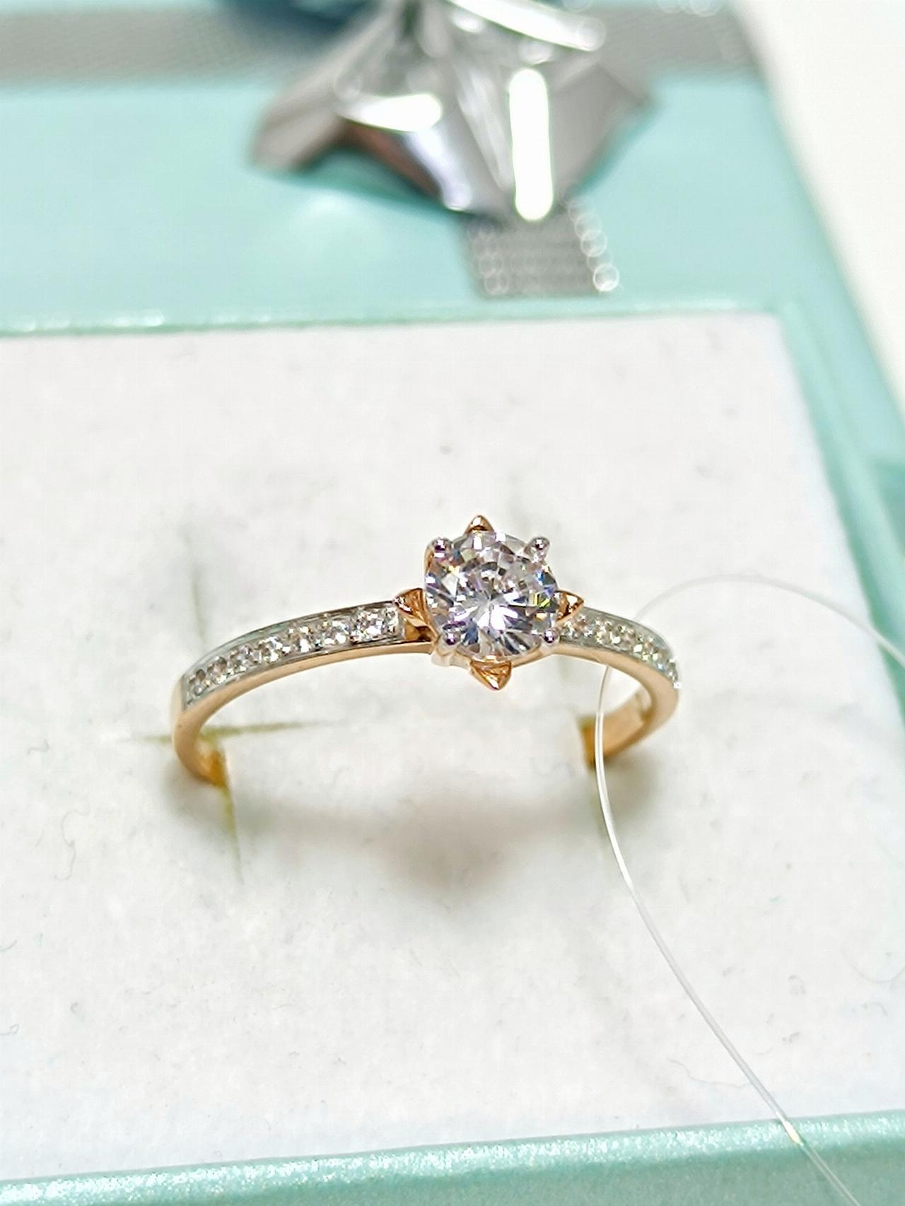 Золотое кольцо женское, вставка фианит