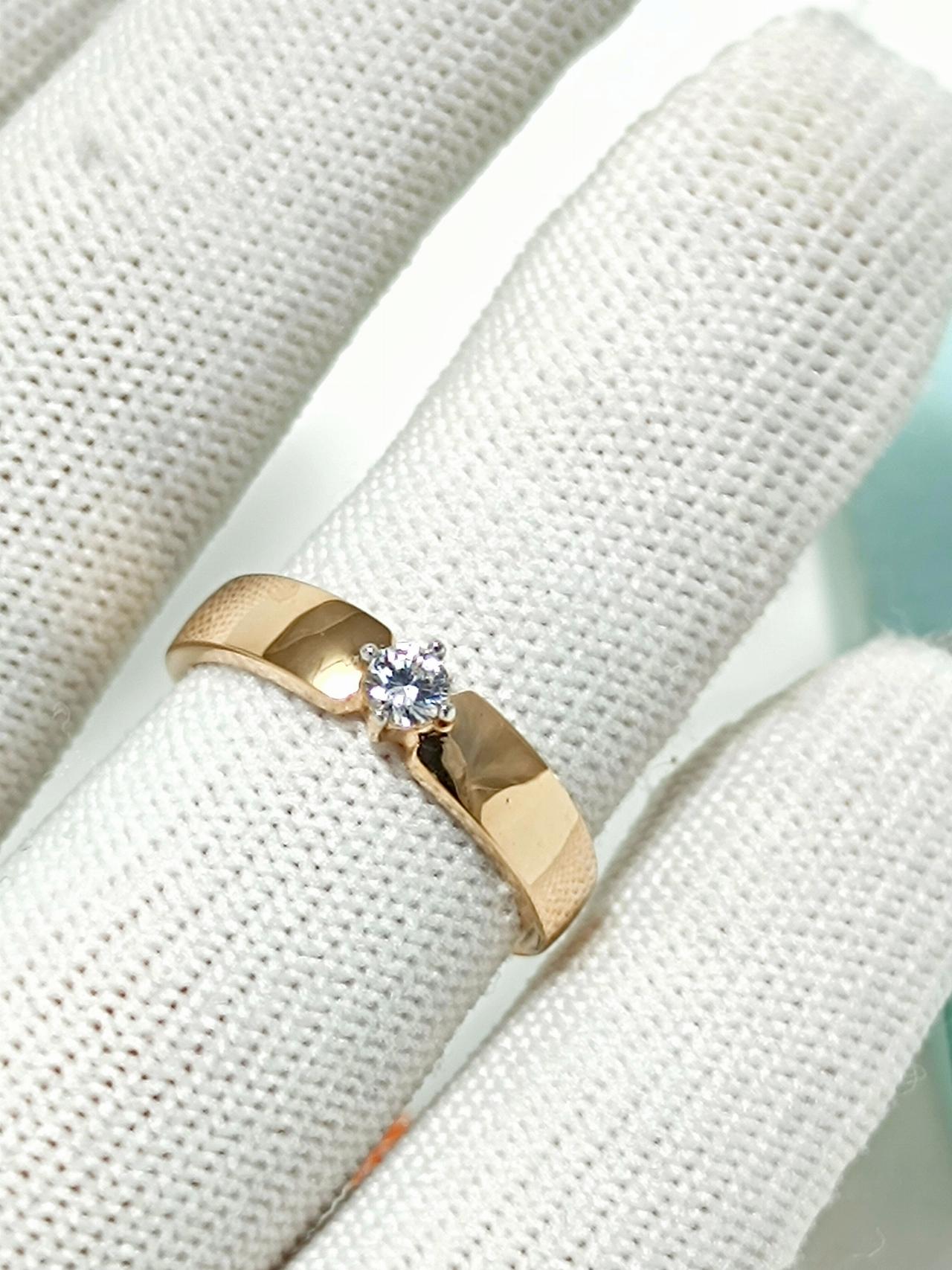 Золотое кольцо женское, вставка фианит