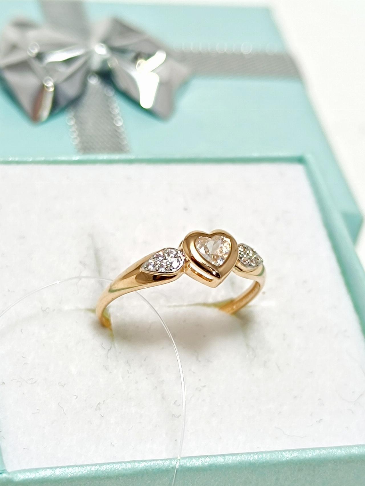 Золотое кольцо женское, вставка фианит