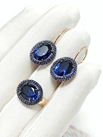 КОМПЛЕКТ: ЗОЛОТЫЕ СЕРЬГИ И КОЛЬЦО С СИНТЕТИЧЕСКИМ КОРУНДОМ И ФИАНИТАМИ 7,13 ГРАММ