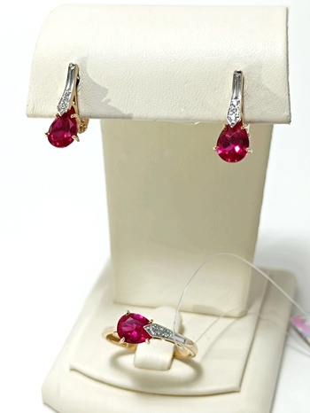 КОМПЛЕКТ: ЗОЛОТЫЕ СЕРЬГИ И КОЛЬЦО С РУБИНОМ  И  ФИАНИТАМИ 5,25 ГРАММ