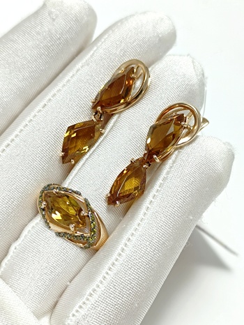 КОМПЛЕКТ: ЗОЛОТЫЕ СЕРЬГИ И КОЛЬЦО СО ВСТАВКАМИ СУЛТАНИТ 9,19 ГРАММ