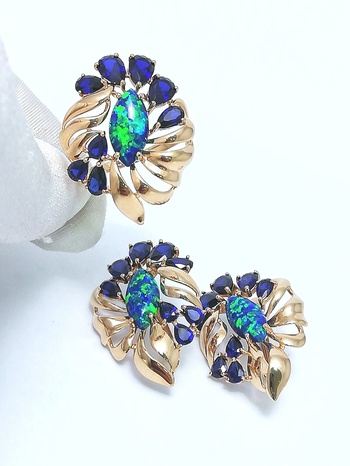 КОМПЛЕКТ: ЗОЛОТЫЕ СЕРЬГИ И КОЛЬЦО С САПФИРАМИ И ОПАЛОМ 10,65 Г