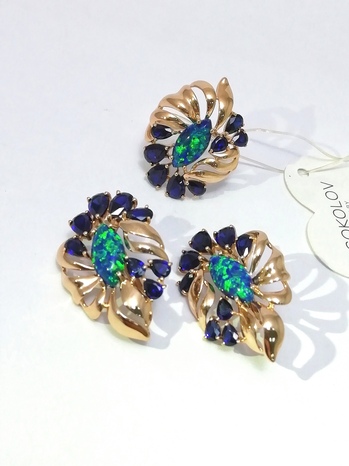 КОМПЛЕКТ: ЗОЛОТЫЕ СЕРЬГИ И КОЛЬЦО С САПФИРАМИ И ОПАЛОМ 10,65 Г