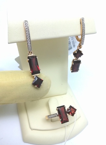 КОМПЛЕКТ: ЗОЛОТЫЕ СЕРЬГИ И КОЛЬЦО С ГРАНАТОМ 7,27 ГРАММ