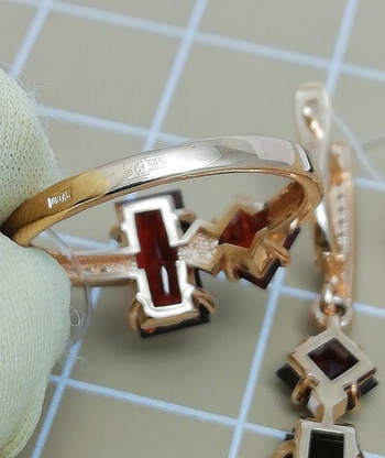 КОМПЛЕКТ: ЗОЛОТЫЕ СЕРЬГИ И КОЛЬЦО С ГРАНАТОМ 7,27 ГРАММ