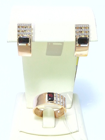 КОМПЛЕКТ: ЗОЛОТЫЕ СЕРЬГИ И КОЛЬЦО С ГРАНАТОМ 6,69 ГРАММ