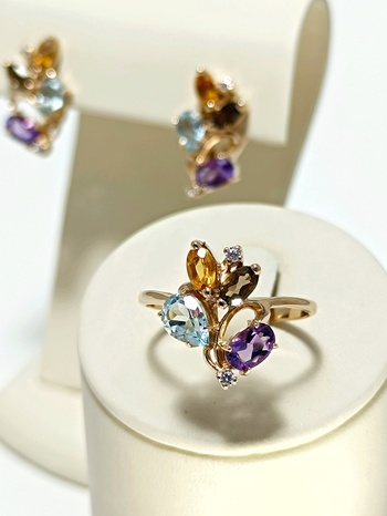 КОМПЛЕКТ: ЗОЛОТЫЕ СЕРЬГИ И КОЛЬЦО С ФИАНИТАМИ 7,99 ГРАММ