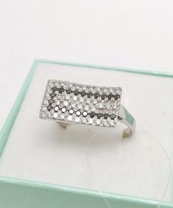 Золотое кольцо крупное, вставка бриллиант