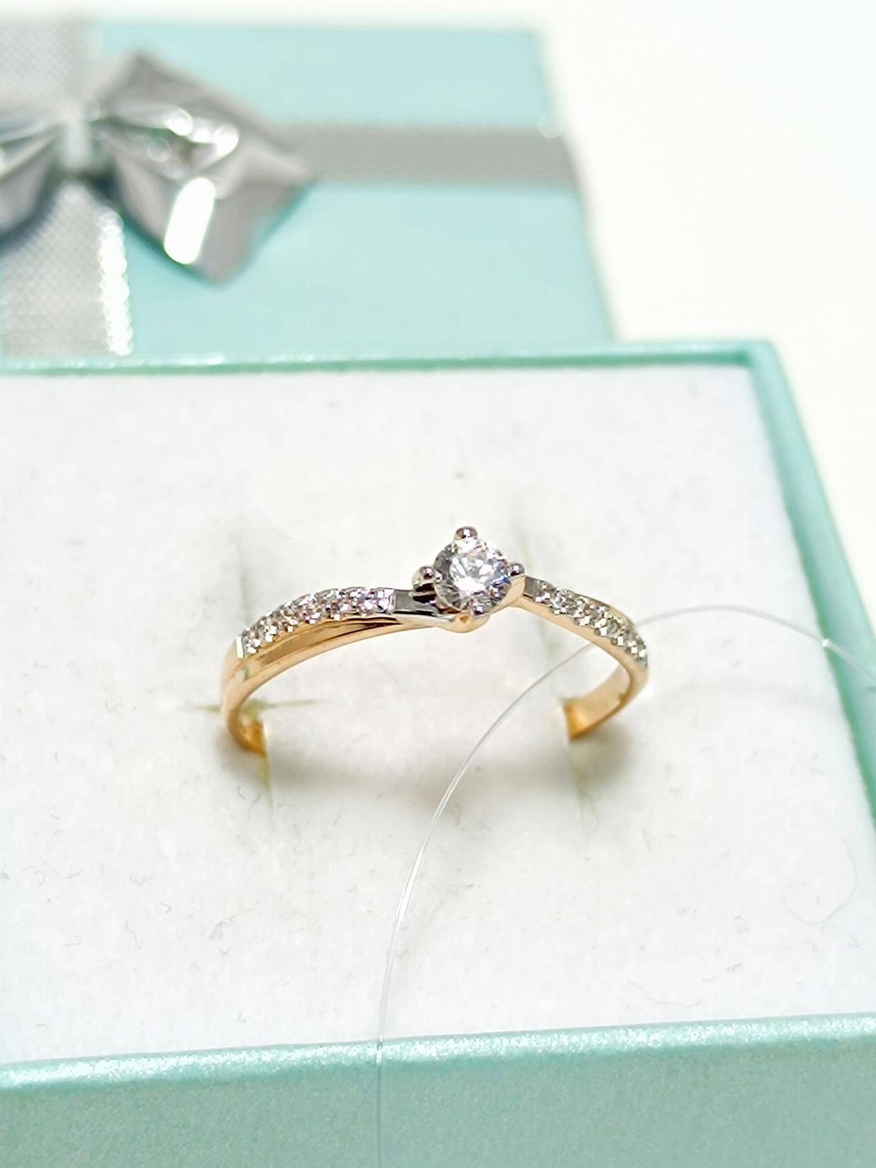 Золотое кольцо женское, вставка фианит