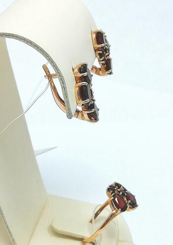 Золотые серьги, вставка гранат