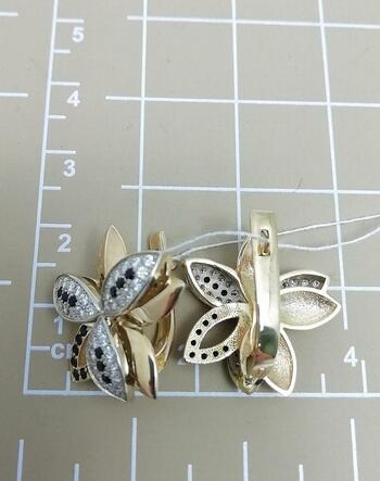 Золотые серьги, вставка бриллиант