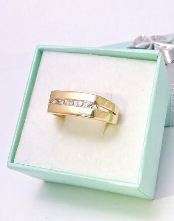 Золотое кольцо, вставка бриллиант