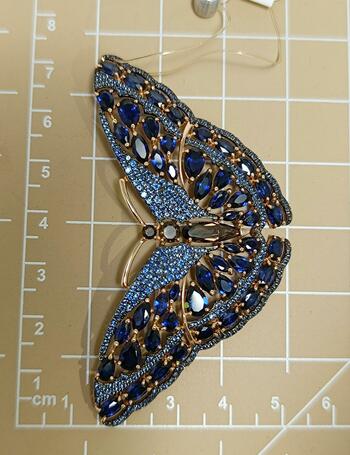 Золотая брошь женская, вставка сапфир