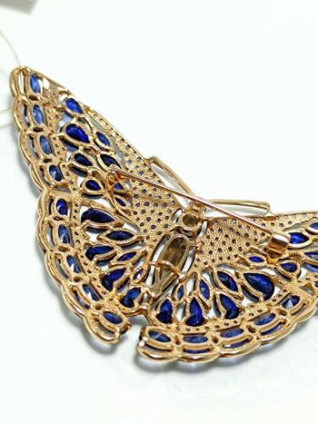 Золотая брошь женская, вставка сапфир